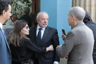 STF deve agir sem temer EUA, afirma Lula em velório de Mino Carta