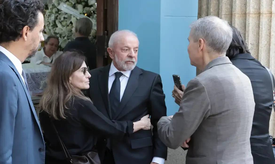 STF deve agir sem temer EUA, afirma Lula em velório de Mino Carta