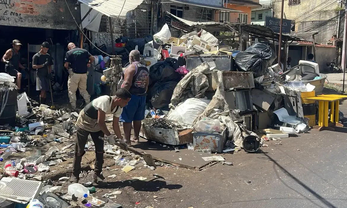 Polícia interdita fábrica de reciclados sem licenciamento no Rio