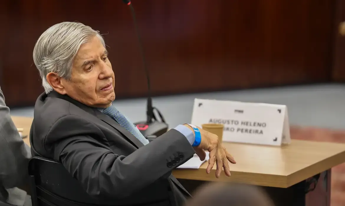 Fux absolve general Heleno em ação da trama golpista