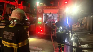 Incêndio destrói veículo em Rondonópolis, MT