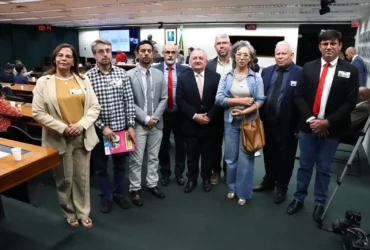 lideranças sindicais e Pedro Taques na câmara federal