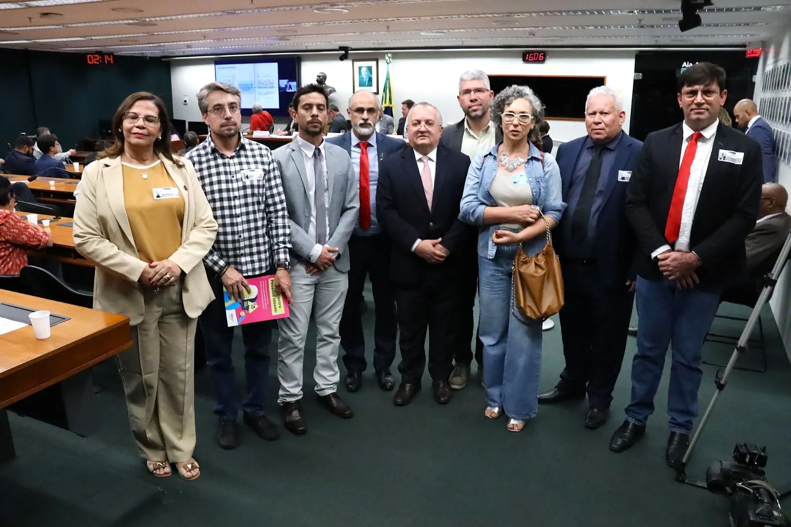 lideranças sindicais e Pedro Taques na câmara federal