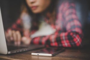 Mais de 70% dos brasileiros se informam sobre ciência e tecnologia pelas plataformas digitais -