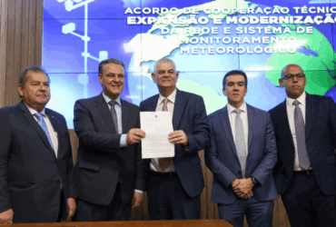 Ministro Carlos Fávaro assina acordo que garante instalação de 220 novas estações meteorológicas no País