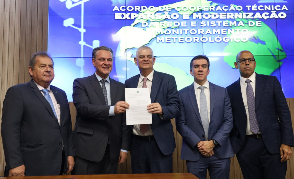 Ministro Carlos Fávaro assina acordo que garante instalação de 220 novas estações meteorológicas no País