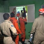 Homem fica preso em janela ao tentar entrar em casa e é resgatado pelos bombeiros em Poconé