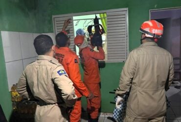 Homem fica preso em janela ao tentar entrar em casa e é resgatado pelos bombeiros em Poconé