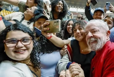 Educação é pilar do futuro do país, afirma Lula em encontro com estudantes