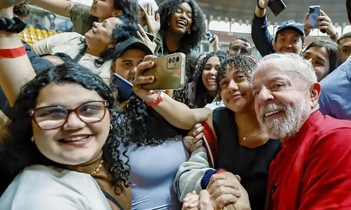 Educação é pilar do futuro do país, afirma Lula em encontro com estudantes