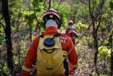Bombeiros de Barra do Garças contêm incêndio criminoso próximo ao Parque Serra Azul