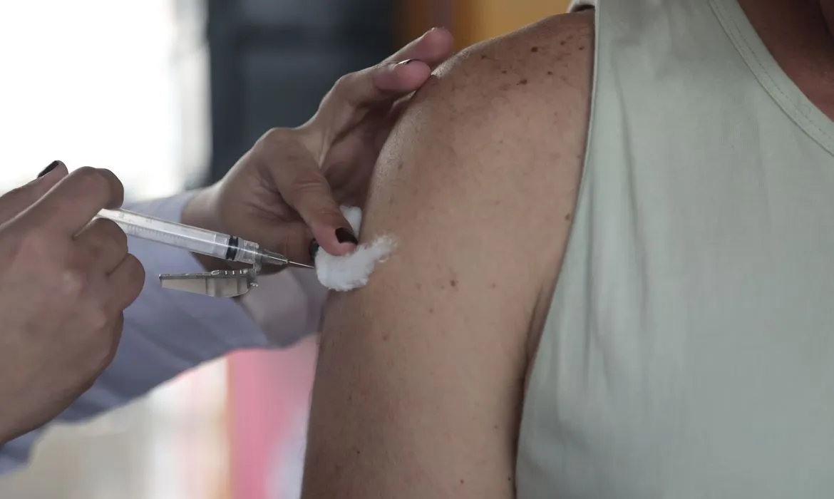 Vacinação mobiliza o país no Dia D com celebração dos 125 anos da Fiocruz