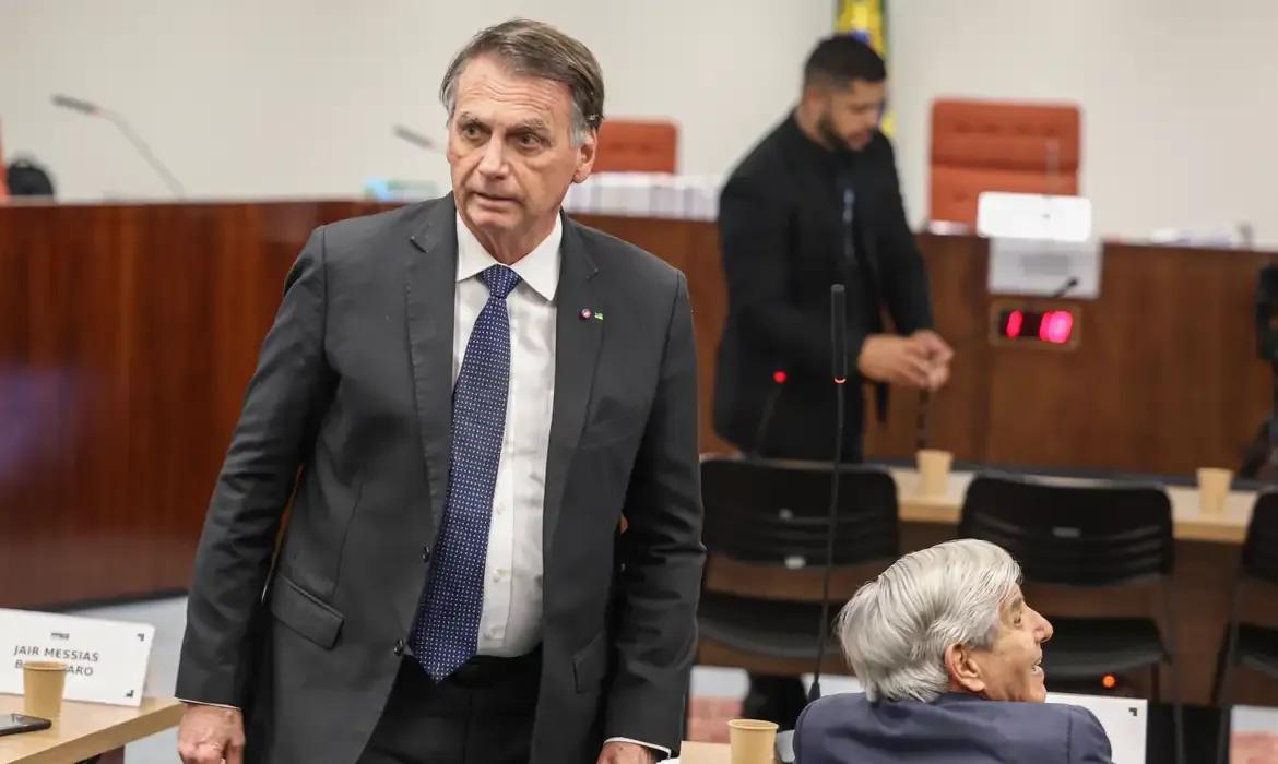 Bolsonaro pede autorização para festa de aniversário da filha
