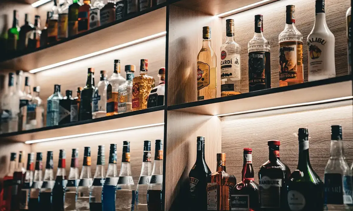 Lula sanciona lei que aumenta pena por venda de bebida a menores