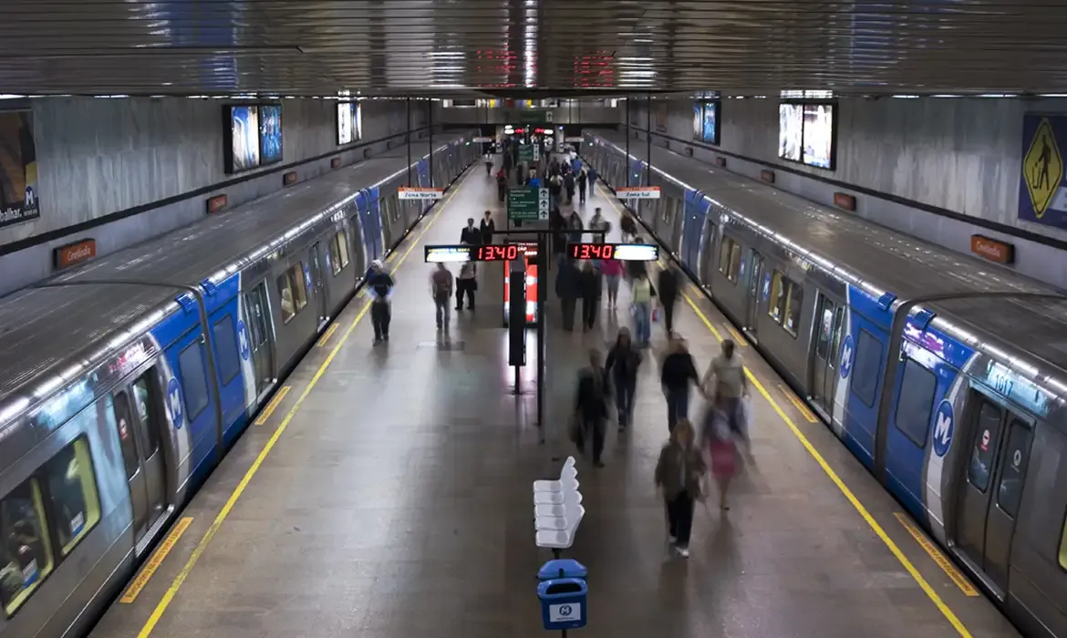 MetrôRio reforça segurança e orienta passageiros sobre objetos caídos nos trilhos
