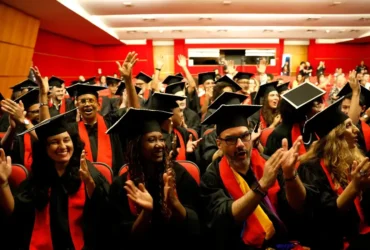 Formandos celebram a força da periferia na Universidade das Quebradas