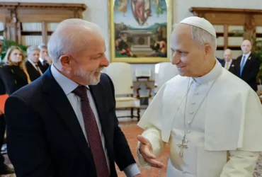 Lula se reúne com o papa Leão XIV no Vaticano e o convida para a COP30