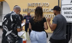 Famílias enfrentam dor no IML do Rio durante reconhecimento de corpos da operação