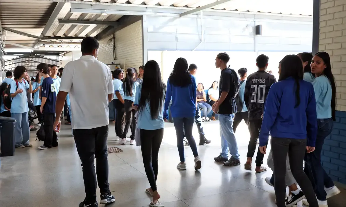 Pé-de-Meia: estudantes nascidos em maio e junho recebem sétima parcela de R$ 200