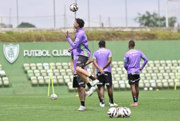 América-MG x CRB: onde assistir, escalações e tudo sobre o duelo decisivo da Série B. Imagem: Mourão Panda/América-MG