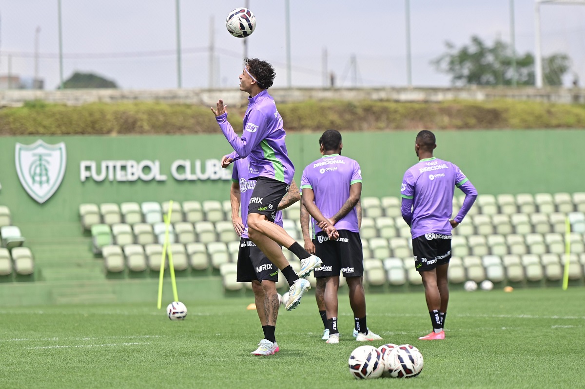 América-MG x CRB: onde assistir, escalações e tudo sobre o duelo decisivo da Série B. Imagem: Mourão Panda/América-MG