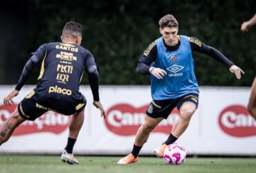Santos x Vitória ao vivo: onde assistir, escalações e tudo sobre o duelo decisivo na Vila Belmiro. Imagem: Raul Baretta/Santos FC