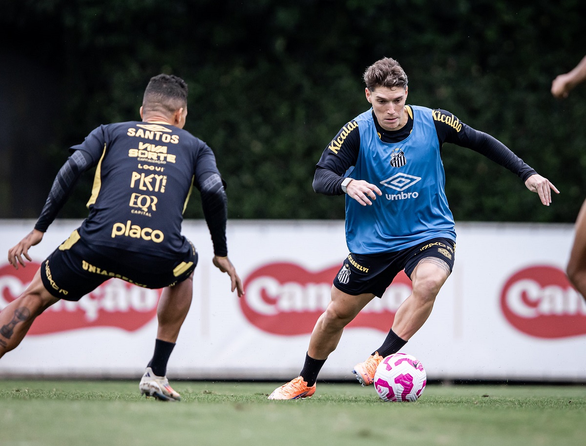 Santos x Vitória ao vivo: onde assistir, escalações e tudo sobre o duelo decisivo na Vila Belmiro. Imagem: Raul Baretta/Santos FC