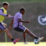 Botafogo x Santos: onde assistir, escalações e tudo sobre o duelo pelo Brasileirão 2025. Imagem: Vitor Silva/BFR