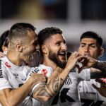 Santos atropela o Corinthians e ganha alívio no Brasileirão. Imagem: Raul Baretta/Santos FC