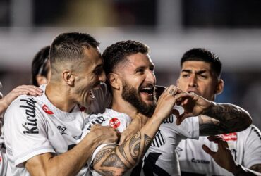 Santos atropela o Corinthians e ganha alívio no Brasileirão. Imagem: Raul Baretta/Santos FC