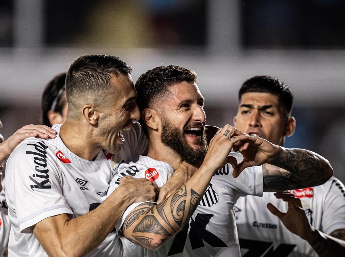 Santos atropela o Corinthians e ganha alívio no Brasileirão. Imagem: Raul Baretta/Santos FC