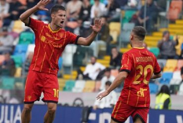 Lecce x Napoli ao vivo: onde assistir, horário e tudo sobre o confronto pelo Campeonato Italiano 2025/26. Imagem: Divulgação Lecce