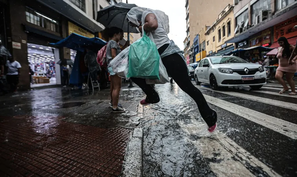 Frente fria provoca chuvas e queda de temperatura em São Paulo