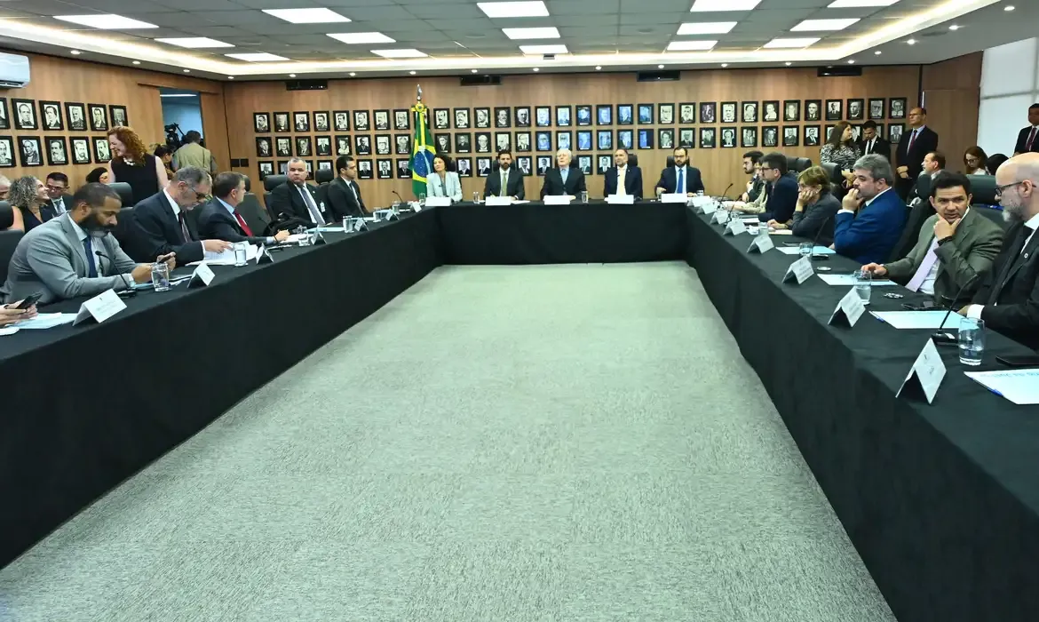 Governo cria comitê para enfrentar crise do metanol e proteger setor de bebidas