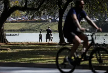 Crianças enfrentam maior risco com extremos climáticos, apontam pesquisas