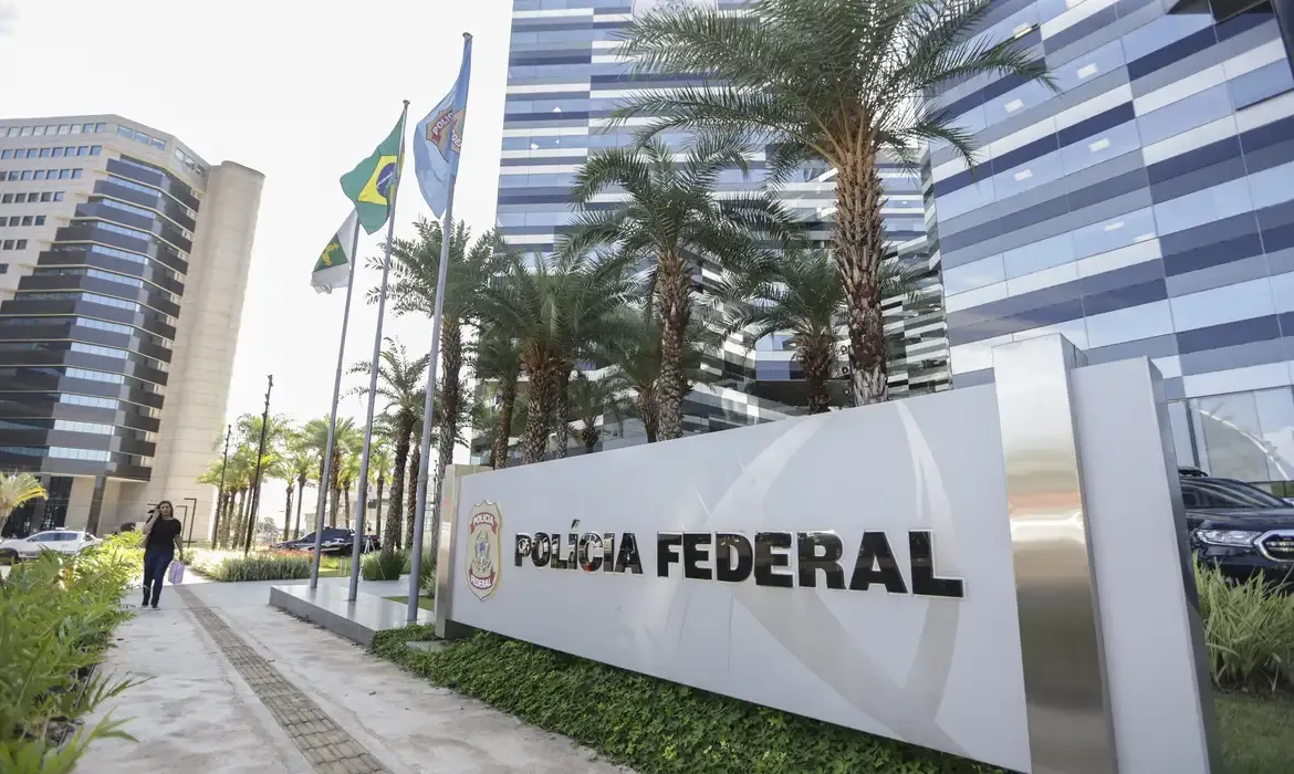 Fraudes no INSS: Polícia Federal cumpre mandados em oito estados