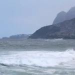 Ressaca no Rio: mar agitado e frente fria marcam o fim de semana