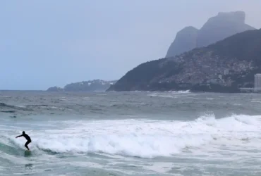 Ressaca no Rio: mar agitado e frente fria marcam o fim de semana