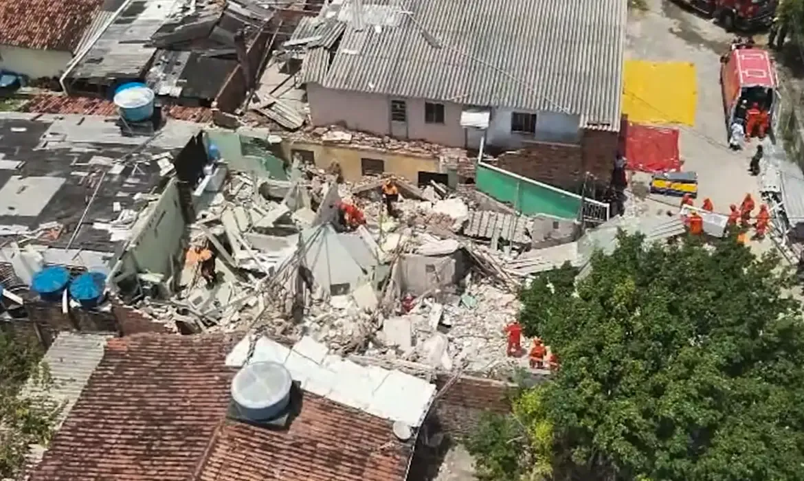 Desabamento em Olinda deixa mortos e mobiliza equipes de resgate