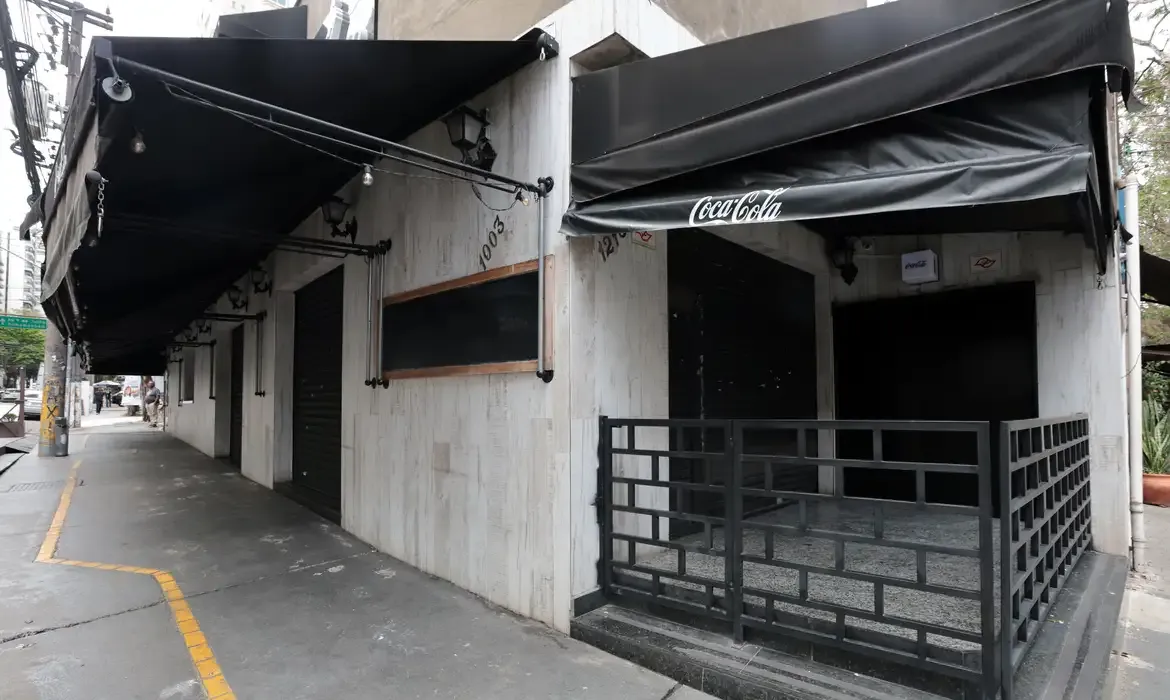 Fiscalização em São Paulo interdita bebidas adulteradas em nove locais