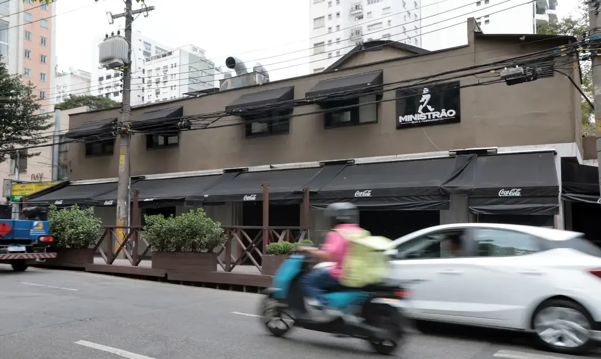 Bebida adulterada leva ao fechamento de estabelecimentos em SP