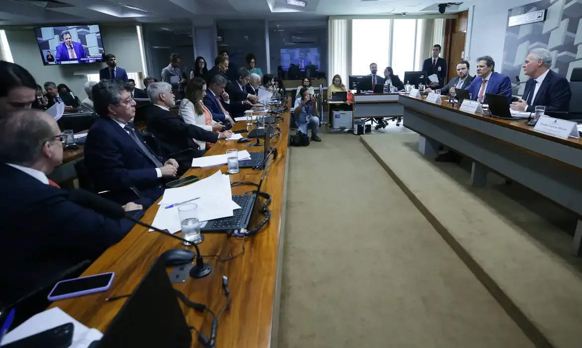 Haddad defende que cortar benefícios tributários é combater privilégios