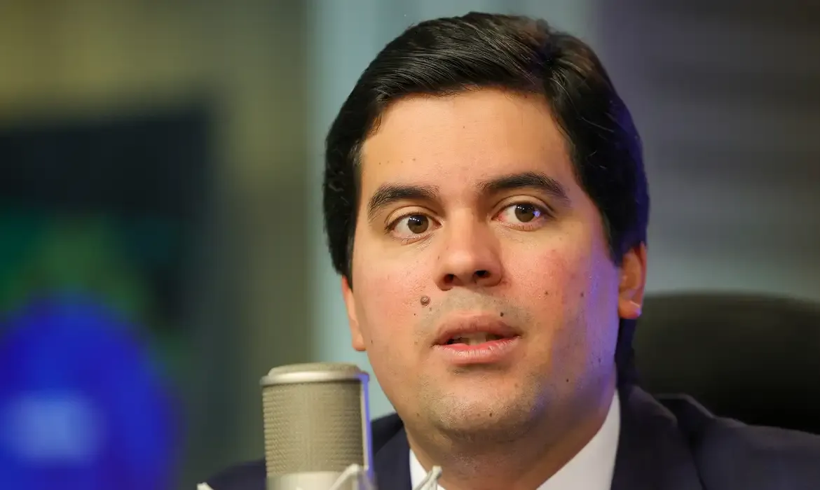 Partidos aplicam punições a ministros do Esporte e Turismo por desobediência