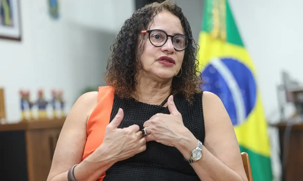 Vacina brasileira avança e reforça combate ao negacionismo, afirma ministra