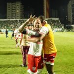 América-MG x CRB: onde assistir, escalações e tudo sobre o duelo decisivo da Série B. Imagem: @luccamorais_