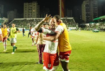 América-MG x CRB: onde assistir, escalações e tudo sobre o duelo decisivo da Série B. Imagem: @luccamorais_