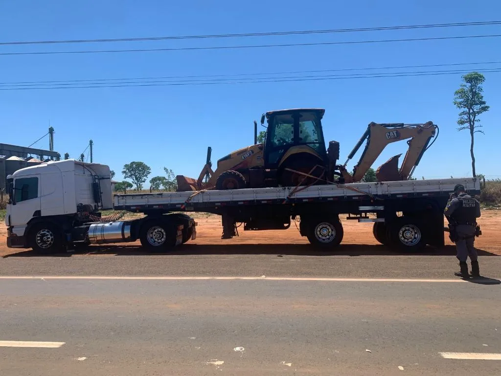 Ação conjunta recupera retroescavadeira roubada em MT