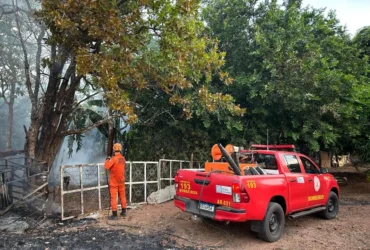 Bombeiros contêm incêndio após carreta capotar na BR-364 em Jaciara
