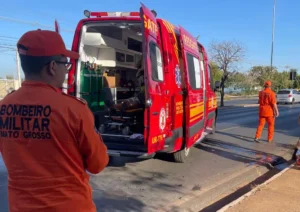 Bombeiros em frente à ambulância