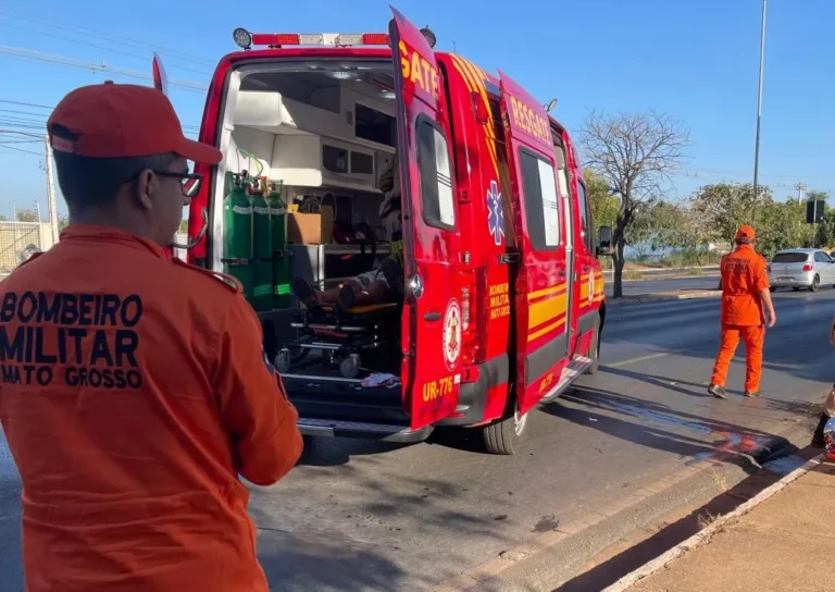 Bombeiros em frente à ambulância